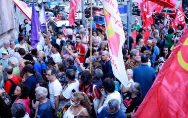 RIO DE JANEIRO (RJ) Brezilya 01 / 04 / 2024 Rua da Reccao 'daki eski Polis Sarayı' na yakın olarak Brezilya 'da 21 yıllık bir diktatörlüğe başlayan 31 Mart 1964 askeri darbesinin 60. yıldönümünde yapılan açık bir eylem