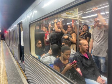 SAO PAULO (SP) Brezilya 02 / 04 / 2024. Sao Paulo 'nun merkezinde bulunan sutyen ve Praca da Se bölgesindeki metro ve tren istasyonlarında toplu taşıma ile ilgili sabah hareketi