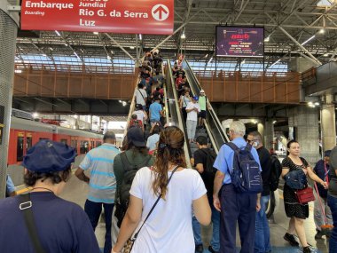 SAO PAULO (SP) Brezilya 02 / 04 / 2024. Sao Paulo 'nun merkezinde bulunan sutyen ve Praca da Se bölgesindeki metro ve tren istasyonlarında toplu taşıma ile ilgili sabah hareketi