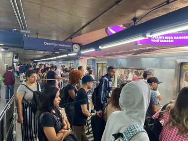 SAO PAULO (SP) Brezilya 02 / 04 / 2024. Sao Paulo 'nun merkezinde bulunan sutyen ve Praca da Se bölgesindeki metro ve tren istasyonlarında toplu taşıma ile ilgili sabah hareketi