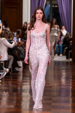 Idan Cohen 2025 Baharı Runway Show. 2 Nisan 2024, New York, ABD: Bir model 2 Nisan 2024 'te New York' ta St. Regis Oteli 'ndeki Idan Cohen Gelinlik 2025 Runway Show' da podyumda yürüyor..  