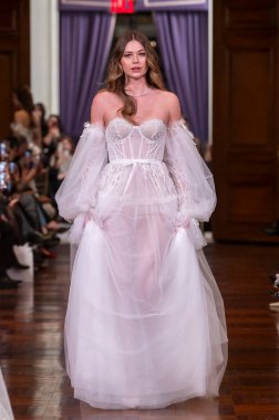 Idan Cohen 2025 Baharı Runway Show. 2 Nisan 2024, New York, ABD: Bir model 2 Nisan 2024 'te New York' ta St. Regis Oteli 'ndeki Idan Cohen Gelinlik 2025 Runway Show' da podyumda yürüyor..