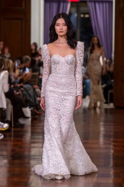 Idan Cohen 2025 Baharı Runway Show. 2 Nisan 2024, New York, ABD: Bir model 2 Nisan 2024 'te New York' ta St. Regis Oteli 'ndeki Idan Cohen Gelinlik 2025 Runway Show' da podyumda yürüyor..  