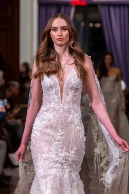 Idan Cohen 2025 Baharı Runway Show. 2 Nisan 2024, New York, ABD: Bir model 2 Nisan 2024 'te New York' ta St. Regis Oteli 'ndeki Idan Cohen Gelinlik 2025 Runway Show' da podyumda yürüyor.. 