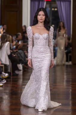 Idan Cohen 2025 Baharı Runway Show. 2 Nisan 2024, New York, ABD: Bir model 2 Nisan 2024 'te New York' ta St. Regis Oteli 'ndeki Idan Cohen Gelinlik 2025 Runway Show' da podyumda yürüyor..