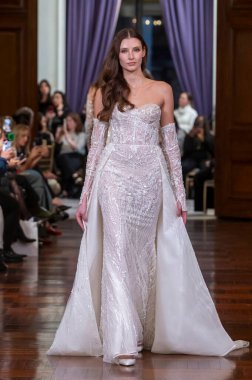 Idan Cohen 2025 Baharı Runway Show. 2 Nisan 2024, New York, ABD: Bir model 2 Nisan 2024 'te New York' ta St. Regis Oteli 'ndeki Idan Cohen Gelinlik 2025 Runway Show' da podyumda yürüyor.. 