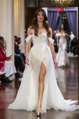 Idan Cohen 2025 Baharı Runway Show. 2 Nisan 2024, New York, ABD: Bir model 2 Nisan 2024 'te New York' ta St. Regis Oteli 'ndeki Idan Cohen Gelinlik 2025 Runway Show' da podyumda yürüyor.. 