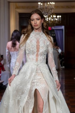 Idan Cohen 2025 Baharı Runway Show. 2 Nisan 2024, New York, ABD: Bir model 2 Nisan 2024 'te New York' ta St. Regis Oteli 'ndeki Idan Cohen Gelinlik 2025 Runway Show' da podyumda yürüyor.. 