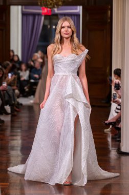 Idan Cohen 2025 Baharı Runway Show. 2 Nisan 2024, New York, ABD: Bir model 2 Nisan 2024 'te New York' ta St. Regis Oteli 'ndeki Idan Cohen Gelinlik 2025 Runway Show' da podyumda yürüyor.. 