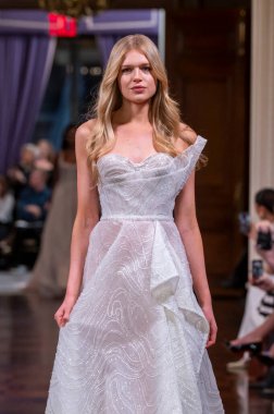 Idan Cohen 2025 Baharı Runway Show. 2 Nisan 2024, New York, ABD: Bir model 2 Nisan 2024 'te New York' ta St. Regis Oteli 'ndeki Idan Cohen Gelinlik 2025 Runway Show' da podyumda yürüyor..  