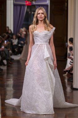 Idan Cohen 2025 Baharı Runway Show. 2 Nisan 2024, New York, ABD: Bir model 2 Nisan 2024 'te New York' ta St. Regis Oteli 'ndeki Idan Cohen Gelinlik 2025 Runway Show' da podyumda yürüyor.. 