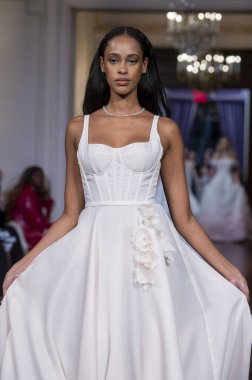 Idan Cohen 2025 Baharı Runway Show. 2 Nisan 2024, New York, ABD: Bir model 2 Nisan 2024 'te New York' ta St. Regis Oteli 'ndeki Idan Cohen Gelinlik 2025 Runway Show' da podyumda yürüyor..  