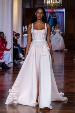 Idan Cohen 2025 Baharı Runway Show. 2 Nisan 2024, New York, ABD: Bir model 2 Nisan 2024 'te New York' ta St. Regis Oteli 'ndeki Idan Cohen Gelinlik 2025 Runway Show' da podyumda yürüyor.. 