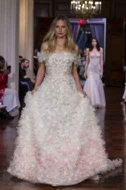 Idan Cohen 2025 Baharı Runway Show. 2 Nisan 2024, New York, ABD: Bir model 2 Nisan 2024 'te New York' ta St. Regis Oteli 'ndeki Idan Cohen Gelinlik 2025 Runway Show' da podyumda yürüyor.. 