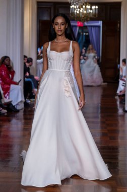 Idan Cohen 2025 Baharı Runway Show. 2 Nisan 2024, New York, ABD: Bir model 2 Nisan 2024 'te New York' ta St. Regis Oteli 'ndeki Idan Cohen Gelinlik 2025 Runway Show' da podyumda yürüyor.. 