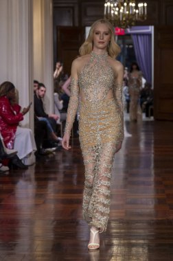 Idan Cohen 2025 Baharı Runway Show. 2 Nisan 2024, New York, ABD: Bir model 2 Nisan 2024 'te New York' ta St. Regis Oteli 'ndeki Idan Cohen Gelinlik 2025 Runway Show' da podyumda yürüyor..