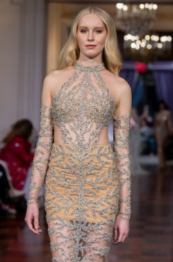 Idan Cohen 2025 Baharı Runway Show. 2 Nisan 2024, New York, ABD: Bir model 2 Nisan 2024 'te New York' ta St. Regis Oteli 'ndeki Idan Cohen Gelinlik 2025 Runway Show' da podyumda yürüyor..  