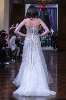 Idan Cohen 2025 Baharı Runway Show. 2 Nisan 2024, New York, ABD: Bir model 2 Nisan 2024 'te New York' ta St. Regis Oteli 'ndeki Idan Cohen Gelinlik 2025 Runway Show' da podyumda yürüyor.. 