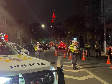 SAO PAULO (SP) Brezilya 04 / 03 / 2024. Trafik polisi alkolün etkisinde veya direksiyondaki yasadışı maddelerin etkisinde sürücüleri yakalamak için kurak bir yasa saldırısı düzenledi, çok sayıda sürücü durduruldu ve para cezası verildi