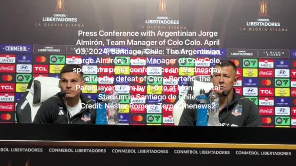 在巴拉圭队0 1击败科洛后 在纪念碑体育场与赛罗 波泰诺的领队 西班牙人Manolo Jimenez举行新闻发布会 2024年4月3日 智利圣地亚哥 — 图库视频影像