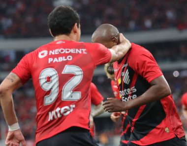 CURITIBA (PR), Brezilya 06 / 04 / 2024 - Oyuncu Fernandinho, Campeonato Paranaense 2024 finalinde geçerli olan Maringa ile Athletico PR arasında oynanan maçta golünü kutluyor