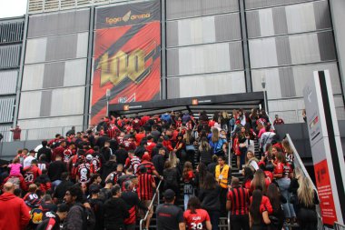 CURITIBA (PR), Brazil 06 / 04 / 2024 - Athletico PR ile Maringa arasındaki maçtan önce taraftarların hareketi, 2024 Campeonato Paranaense finalinde geçerli, Ligga Arena 'da 