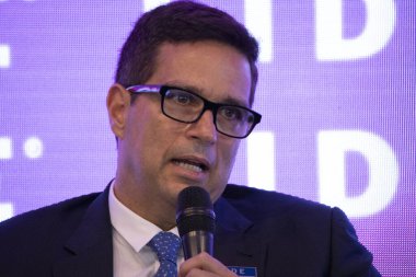 Sao Paulo (SP), 04 / 05 / 2024 Roberto Campos Neto, Brezilya Merkez Bankası başkanı, LIDE Yenilik Semineri 'nde sunumunu yaparken, teknoloji alanındaki ilerlemeleri tartışmak üzere yöneticileri ve uzmanları kabul etti.