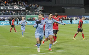 NYCFC Atlanta 'ya karşı. 6 Nisan 2024, New York, ABD: Santiago Rodriguez New York 'ta MLS normal sezonunda NYCFC ve Atlanta United FC arasında oynanan futbol maçında NYCFC takımına penaltı attı ve takım oyuncularıyla kutlama yaptı.