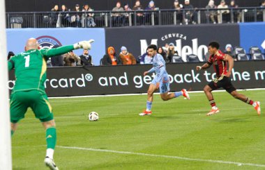 NYCFC Atlanta 'ya karşı. Nisan 06, 2024, New York, ABD: NYCFC ve Atlanta United FC arasındaki futbol maçında New York Citifield 'da MLS normal sezonunda oyuncular tartışmalı top