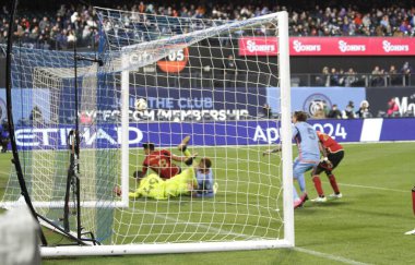 NYCFC Atlanta 'ya karşı. Nisan 06, 2024, New York, ABD: NYCFC ve Atlanta United FC arasındaki futbol maçında New York Citifield 'da MLS normal sezonunda oyuncular tartışmalı top
