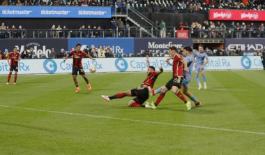 NYCFC Atlanta 'ya karşı. Nisan 06, 2024, New York, ABD: NYCFC ve Atlanta United FC arasındaki futbol maçında New York Citifield 'da MLS normal sezonunda oyuncular tartışmalı top