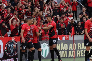 CURITIBA (PR), Brezilya 06 / 04 / 2024 - Oyuncu Pablo Teixeira, Campeonato Paranaense 2024 finalinde geçerli olan Maringa ile Athletico PR arasında oynanan maçta golünü kutluyor