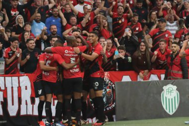 CURITIBA (PR), Brezilya 06 / 04 / 2024 - Oyuncu Fernandinho, Campeonato Paranaense 2024 finalinde geçerli olan Maringa ile Athletico PR arasında oynanan maçta golünü kutluyor