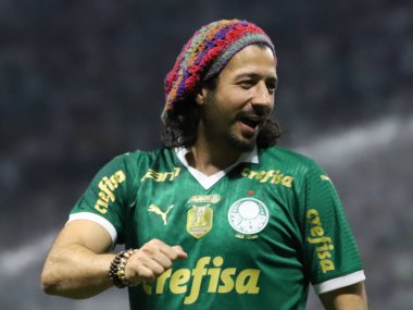Sao Paulo (SP), 04 / 7 / 2024 - Magic grubunun solisti Singer Narsri, Palmeiras ve Santos arasında oynanan 2024 Paulista Futbol Şampiyonası finalinin ikinci ayağı için geçerli olan maçta, Allianz Parque