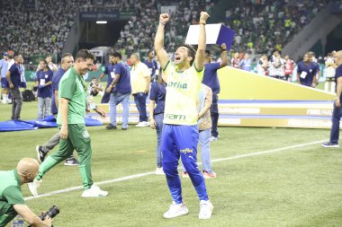 Sao Paulo (SP), 04 / 07 / 2024 - Abel Ferreira, Palmeiras ile Santos arasındaki maçtan sonra Palmeiras 'ın unvanını kutluyor.