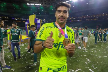 Sao Paulo (SP), 04 / 07 / 2024 - Abel Ferreira, Palmeiras ile Santos arasındaki maçtan sonra Palmeiras 'ın unvanını kutluyor.
