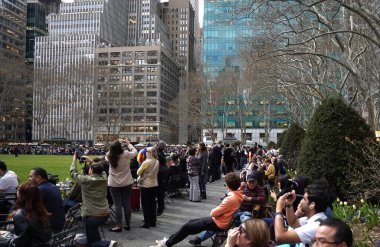 New York 'un Güneş Tutulması: Bryant Park' ta Fevkalade Bir Öğleden Sonra, 08 Nisan 2024, Manhattan, New York, ABD: Güneş tutulması New York şehrinin gökyüzünde görülürken, ay, güneş boyunca yolculuğuna başladı