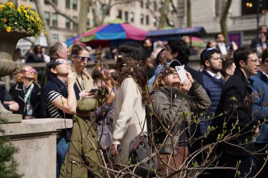New York 'un Güneş Tutulması: Bryant Park' ta Fevkalade Bir Öğleden Sonra, 08 Nisan 2024, Manhattan, New York, ABD: Güneş tutulması New York şehrinin gökyüzünde görülürken, ay, güneş boyunca yolculuğuna başladı