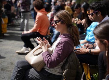 New York 'un Güneş Tutulması: Bryant Park' ta Fevkalade Bir Öğleden Sonra, 08 Nisan 2024, Manhattan, New York, ABD: Güneş tutulması New York şehrinin gökyüzünde görülürken, ay, güneş boyunca yolculuğuna başladı