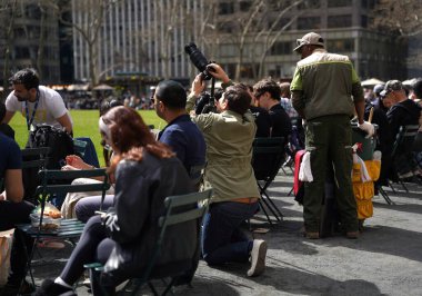New York 'un Güneş Tutulması: Bryant Park' ta Fevkalade Bir Öğleden Sonra, 08 Nisan 2024, Manhattan, New York, ABD: Güneş tutulması New York şehrinin gökyüzünde görülürken, ay, güneş boyunca yolculuğuna başladı