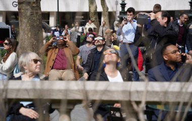 New York 'un Güneş Tutulması: Bryant Park' ta Fevkalade Bir Öğleden Sonra, 08 Nisan 2024, Manhattan, New York, ABD: Güneş tutulması New York şehrinin gökyüzünde görülürken, ay, güneş boyunca yolculuğuna başladı