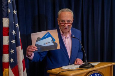 Senatör Schumer, Tüketiciler için Keşifle Birleşme Hakkında Uyarı Verdi. 07 Nisan 2024, New York, New York, ABD: Senato Çoğunluk Lideri, ABD Senatör Chuck Schumer (D-NY), Capital One 'ın planlanan alımından duyduğu endişeyi dile getirdi. 