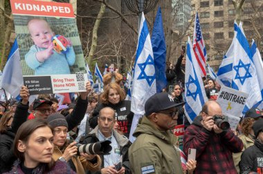 Hamas 'ın İsrail' e saldırmasından bu yana 6 ay geçti. 07 Nisan 2024, New York, New York, ABD: 10.000 'den fazla Yahudi, İsrailli gurbetçi ve destekçi Midtown' daki Birleşmiş Milletler Genel Merkezi 'nin önünde toplandı