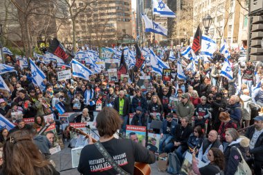 Hamas 'ın İsrail' e saldırmasından bu yana 6 ay geçti. 07 Nisan 2024, New York, New York, ABD: 10.000 'den fazla Yahudi, İsrailli gurbetçi ve destekçi Midtown' daki Birleşmiş Milletler Genel Merkezi 'nin önünde toplandı