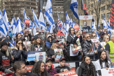 Hamas 'ın İsrail' e saldırmasından bu yana 6 ay geçti. 07 Nisan 2024, New York, New York, ABD: 10.000 'den fazla Yahudi, İsrailli gurbetçi ve destekçi Midtown' daki Birleşmiş Milletler Genel Merkezi 'nin önünde toplandı