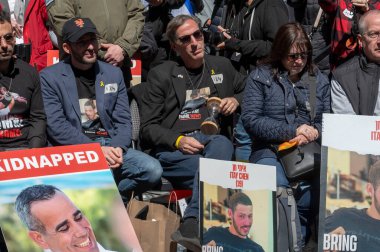 Hamas 'ın İsrail' e saldırmasından bu yana 6 ay geçti. 07 Nisan 2024, New York, New York, ABD: 10.000 'den fazla Yahudi, İsrailli gurbetçi ve destekçi Midtown' daki Birleşmiş Milletler Genel Merkezi 'nin önünde toplandı