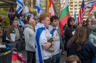 Hamas 'ın İsrail' e saldırmasından bu yana 6 ay geçti. 07 Nisan 2024, New York, New York, ABD: 10.000 'den fazla Yahudi, İsrailli gurbetçi ve destekçi Midtown' daki Birleşmiş Milletler Genel Merkezi 'nin önünde toplandı