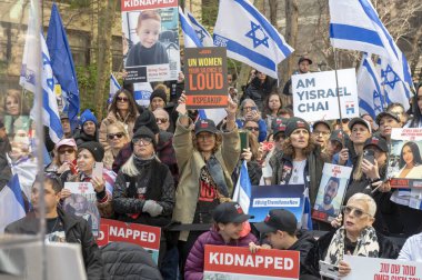 Hamas 'ın İsrail' e saldırmasından bu yana 6 ay geçti. 07 Nisan 2024, New York, New York, ABD: 10.000 'den fazla Yahudi, İsrailli gurbetçi ve destekçi Midtown' daki Birleşmiş Milletler Genel Merkezi 'nin önünde toplandı