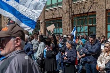 Hamas 'ın İsrail' e saldırmasından bu yana 6 ay geçti. 07 Nisan 2024, New York, New York, ABD: 10.000 'den fazla Yahudi, İsrailli gurbetçi ve destekçi Midtown' daki Birleşmiş Milletler Genel Merkezi 'nin önünde toplandı