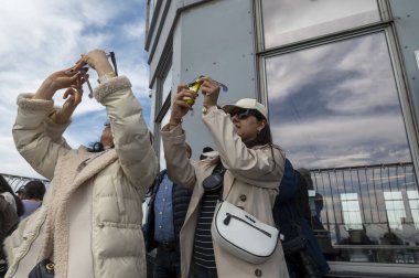 New York 'ta güneş tutulması 2024. 08 Nisan 2024, New York, New York, ABD: İnsanlar 8 Nisan 2024 'te New York City' de Empire State Binası 'nın 86' ncı katındaki güneş tutulmasını izliyorlar. İlk güneş tutulmasıyla